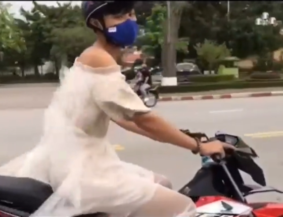 Trước đó, một cậu bạn cũng diện chiếc váy trắng, bịt khẩu trang và cưỡi một chiếc xe tay côn xuất hiện trên đường phố thu hút không ít ánh mắt tò mò của người xung quanh.