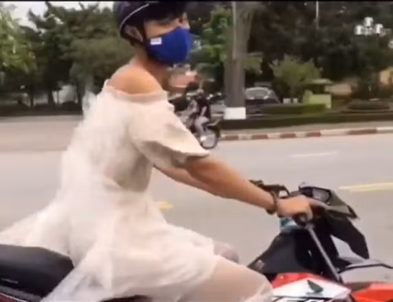 Trước đó, một cậu bạn cũng diện chiếc váy trắng, bịt khẩu trang và cưỡi một chiếc xe tay côn xuất hiện trên đường phố thu hút không ít ánh mắt tò mò của người xung quanh.