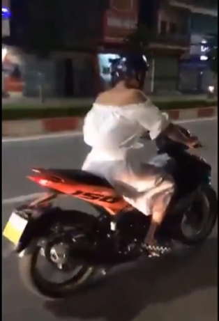 Theo dự đoán của nhiều người, việc diện váy trắng ra đường có thể là một trò thách thức của nam thanh niên trên với nhóm bạn. Bên cạnh đó, cũng có không ít ý kiến cho rằng, anh chàng này muốn tạo sự khác biệt để nổi tiếng.