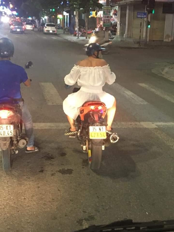 Ngay sau khi bức ảnh nam thanh niên mặc váy xuống phố ngay lập tức thu hút sự chú ý của dân mạng. Không ít ý kiến trái chiều được dân tình đưa ra dưới bình luận của tấm ảnh này.