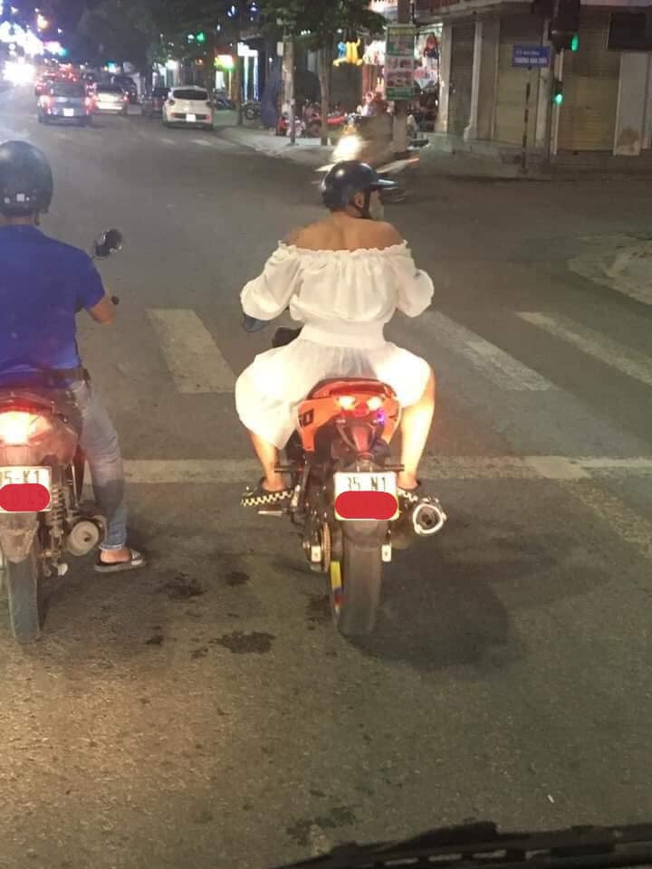 Cụ thể, trong bức ảnh được dân mạng chia sẻ một nam thanh niên diện váy trắng để lộ đôi vai cơ bắp cưỡi trên chiếc xe tay côn dừng đèn đỏ.