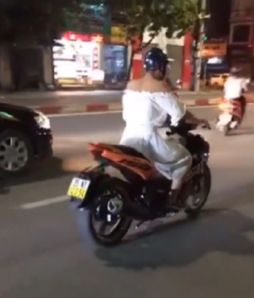 Cụ thể, nickname P.M.H bình luận: "Nhìn cũng hay đấy và có thể đây là một màn thách thức nhau của nhóm bạn. Hay cũng là màn trả nợ khi thua cuộc của chàng trai này".