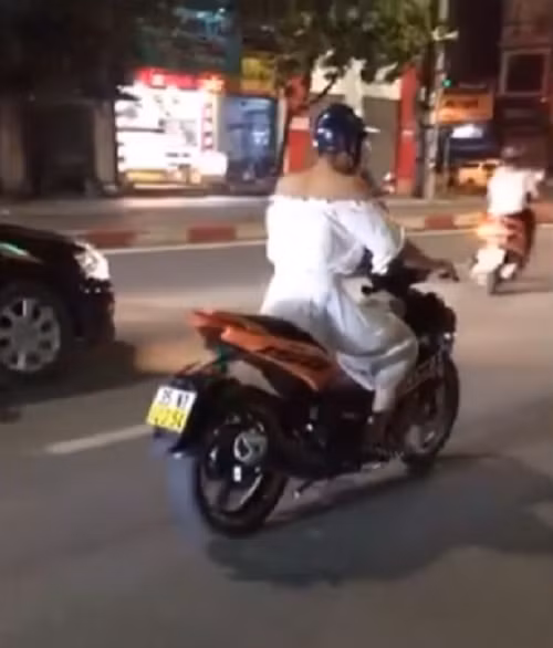 Cụ thể, nickname P.M.H bình luận: "Nhìn cũng hay đấy và có thể đây là một màn thách thức nhau của nhóm bạn. Hay cũng là màn trả nợ khi thua cuộc của chàng trai này".