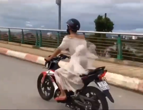 Hình ảnh diện váy ra đường của chàng thanh niên trên cũng nhận không ít bình luận trái chiều của CĐM.