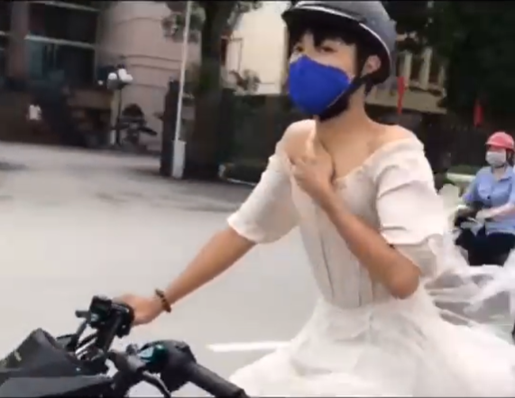 Được biết, đây không phải lần đầu tiên dân tình được chứng kiến màn mặc váy ra đường của hội anh em.