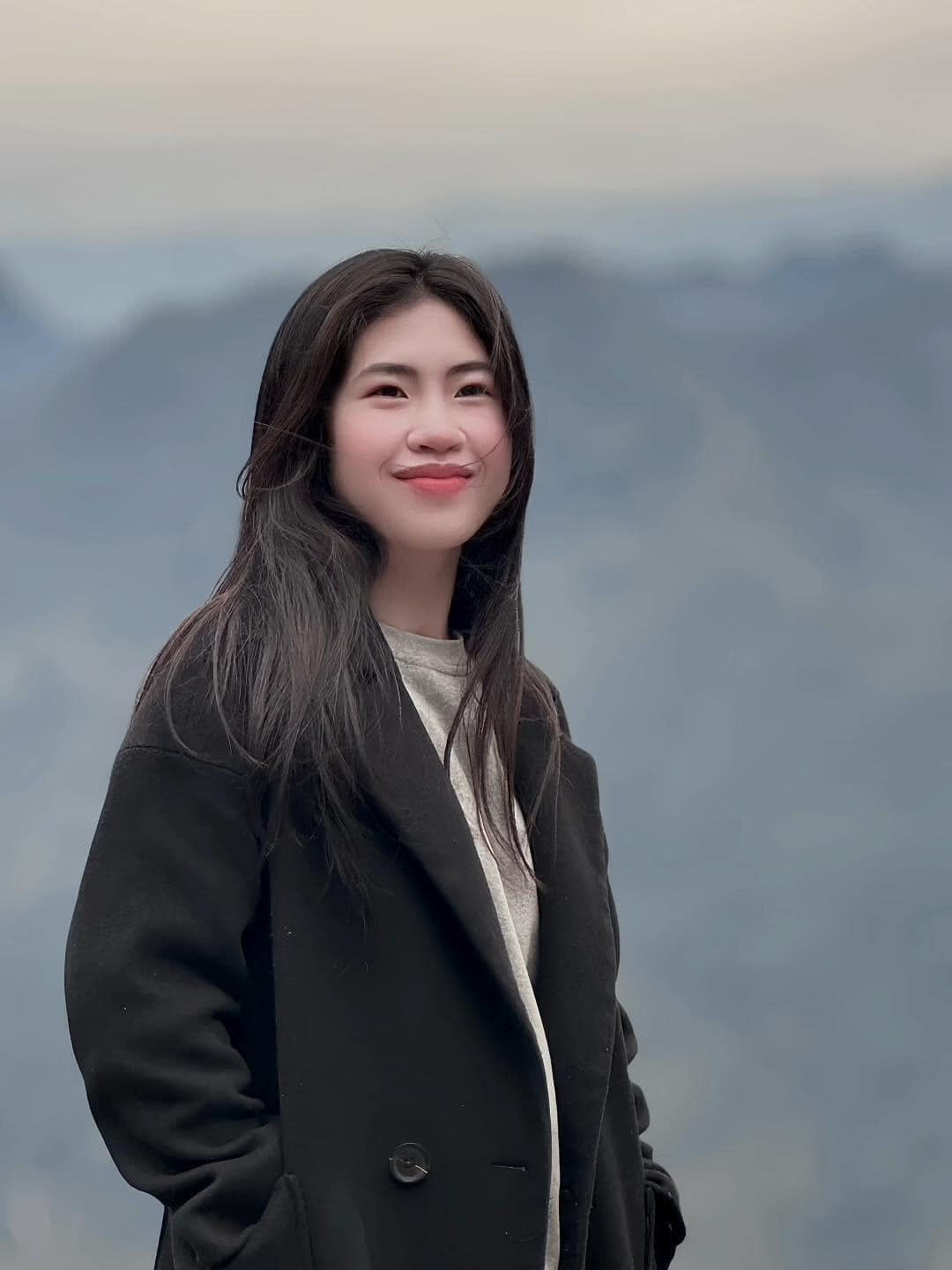 Như mọi người đã thấy tôi và Văn Toàn có tấm ảnh chung cách đây lâu rồi. Tôi mong có 1 ngày gặp lại để xin một kiểu ảnh khác với anh Văn Toàn”. Thanh Nhã cho biết thêm.