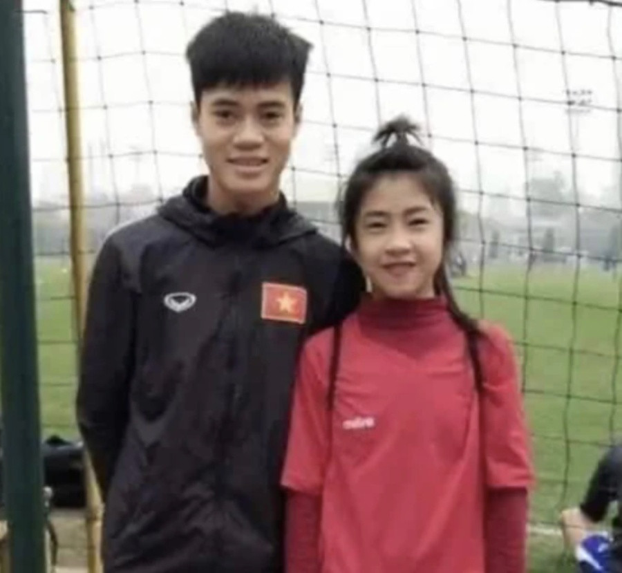 Mới đây, tiền vệ Nguyễn Thị Thanh Nhã vừa chia sẻ bức ảnh chụp chung với tiền đạo Nguyễn Văn Toàn.