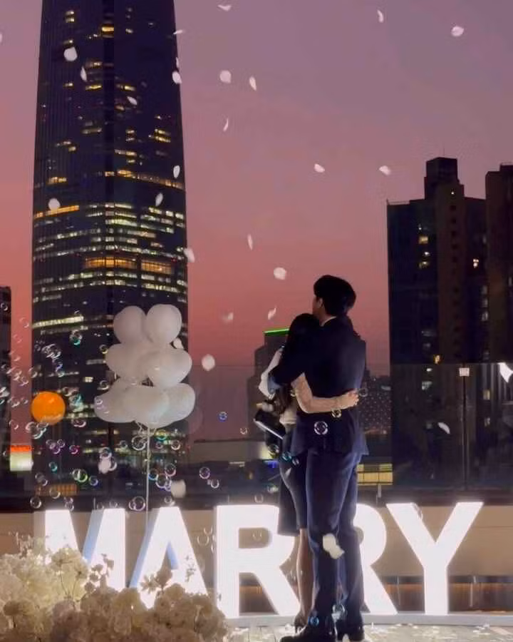 Clip cầu hôn bất ngờ trước đó cũng đã thu về gần 6 triệu lượt xem. Nhiều fanpage về chuyện tình đẹp, đám cưới cũng chia sẻ lại hình ảnh của cặp đôi này.