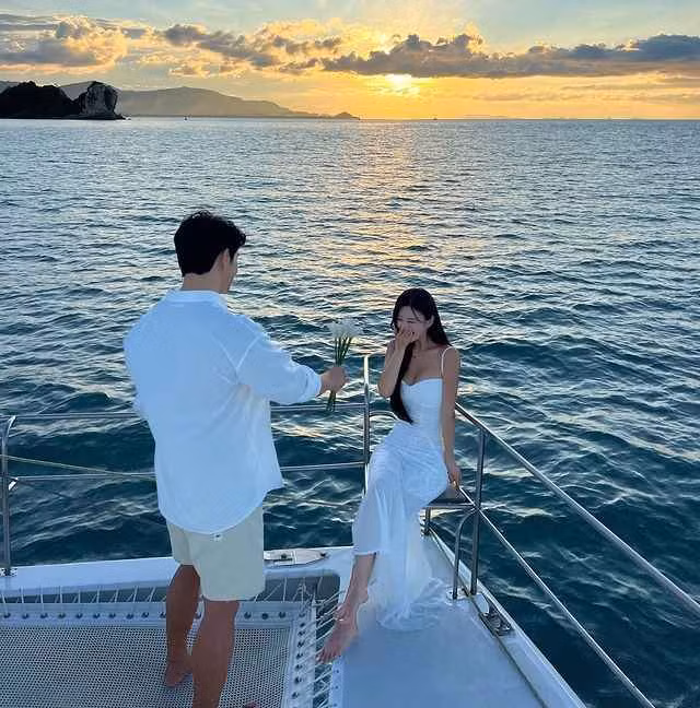 Nhiều người cũng tò mò và đoán già đoán non về danh tính của cặp đôi nêu trên. Được cả, cả hai đều đang làm người mẫu, kinh doanh có tiếng tại Hàn Quốc. Chàng trai cầu hôn cô gái sau 2 năm hẹn hò.