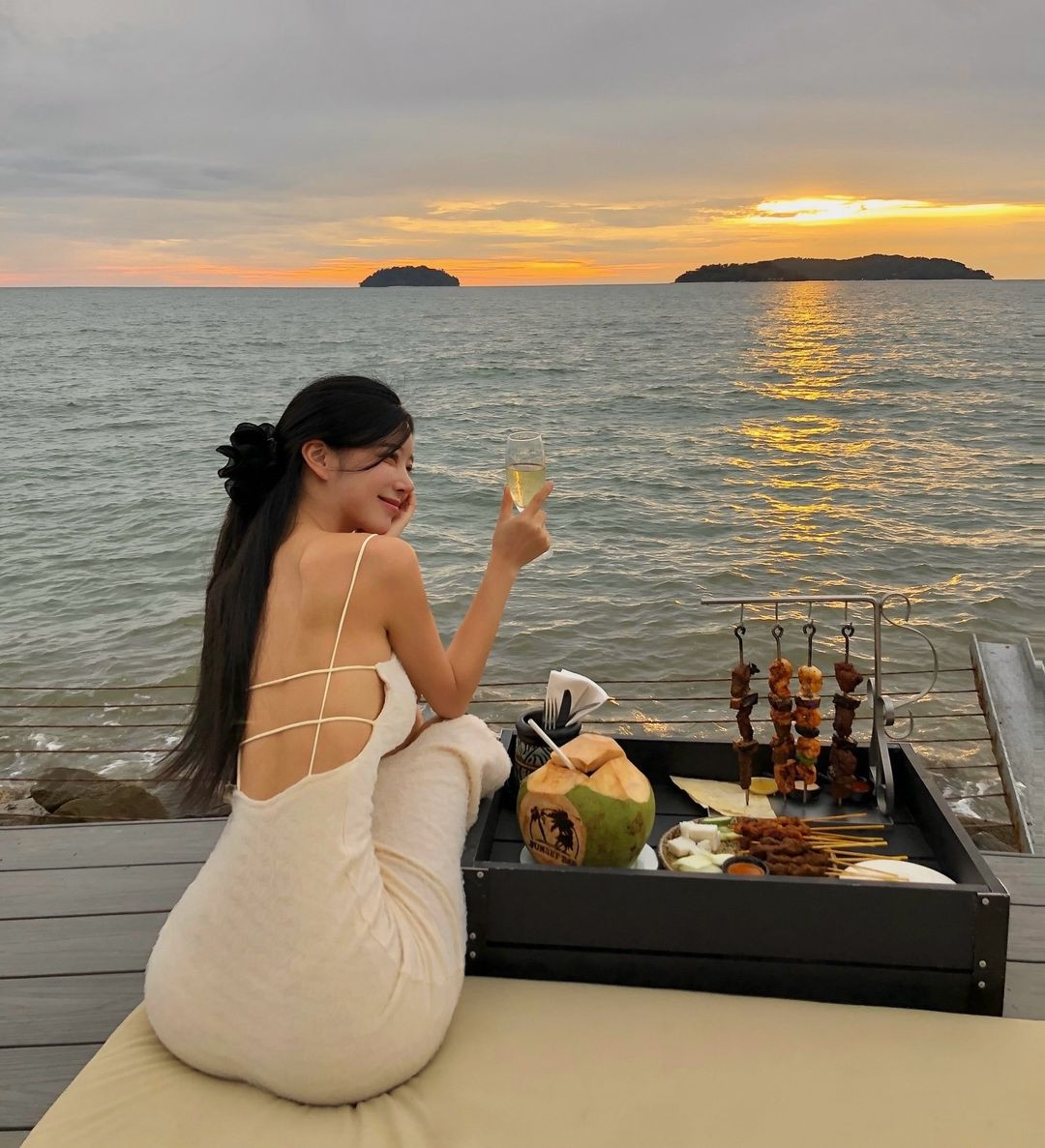 Trước đó, Yeyoung vốn nổi tiếng trên Instagram, thu về lượng người hâm mộ đông đảo khi sở hữu body đồng hồ cát tuyệt đẹp cùng nhan sắc như búp bê, được mệnh danh là "Thần vệ nữ" đời thực.