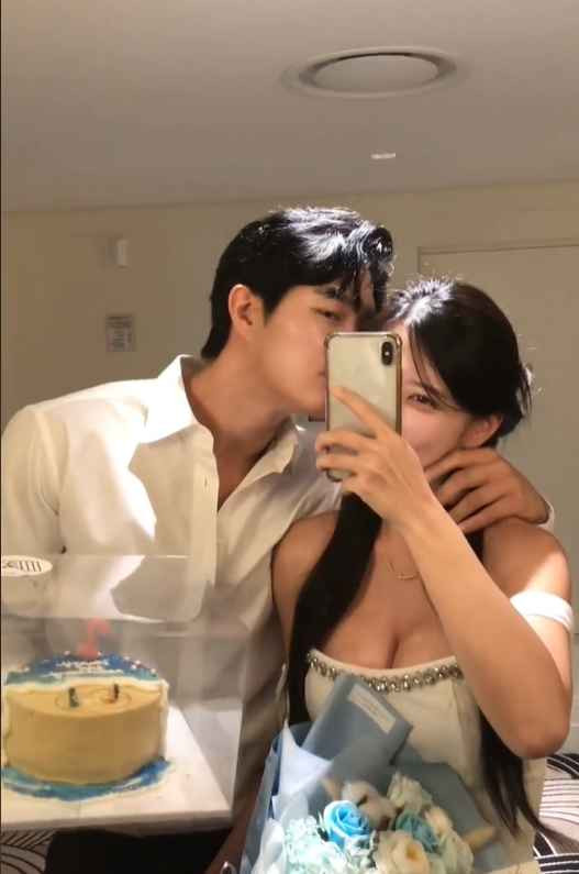 Nữ chính trong câu chuyện cầu hôn nói trên là Yeyoung còn "đàng trai" là Ji Sun - người mẫu, MC tại Hàn Quốc.