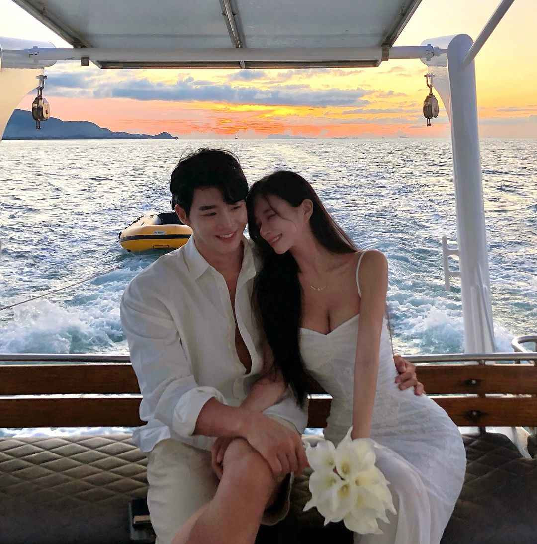 Cả hai có vẻ ngoài được nhiều cư dân mạng ví như “xé truyện bước ra” cùng chuyện tình ngọt ngào, lãng mạn như câu chuyện tổng tài và nữ thư ký trong phim ngôn tình.