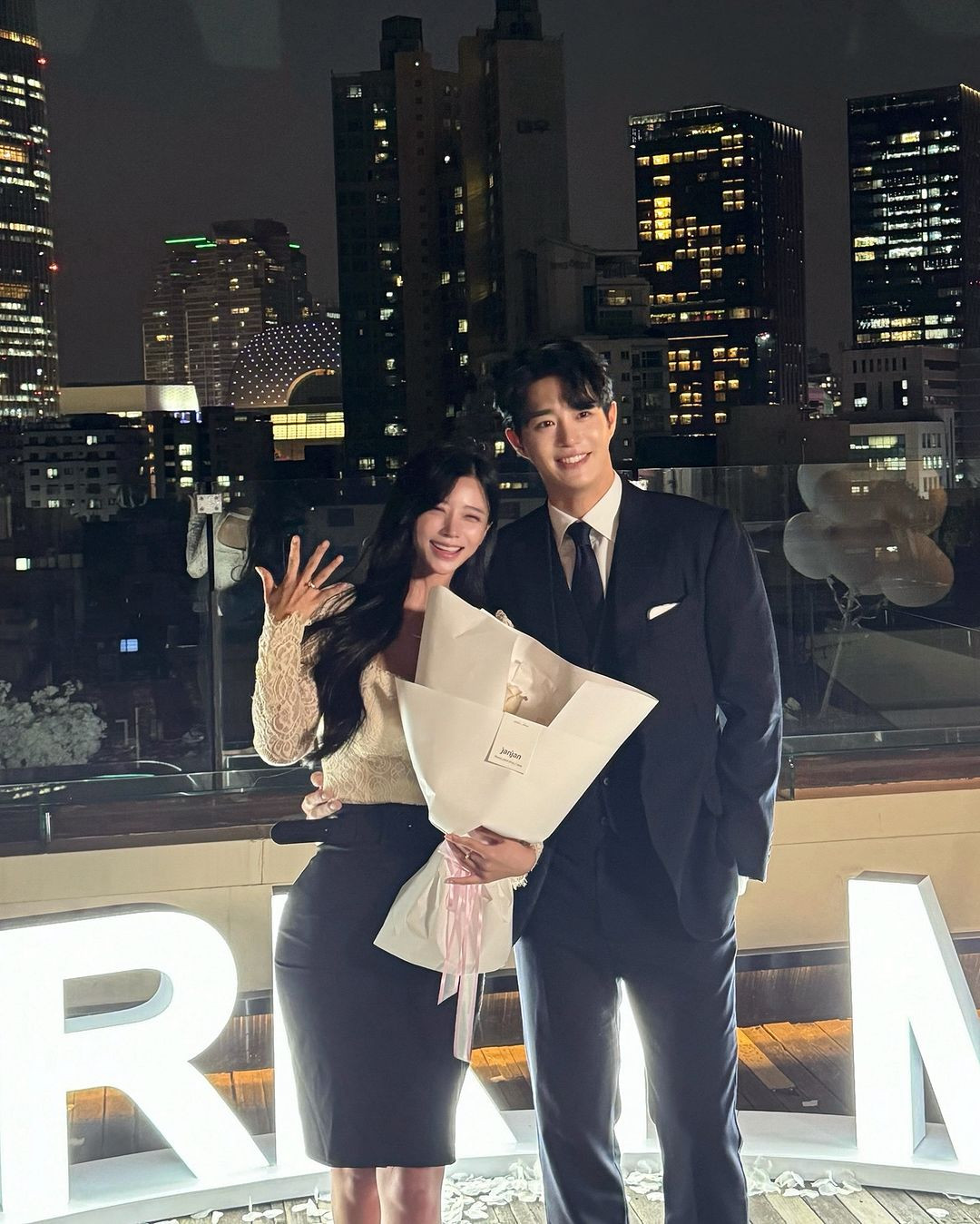 Sở dĩ những thước phim cầu hôn của cặp đôi này lại thu hút nhiều netizen đến vậy là vì nhan sắc và profile ấn tượng của cặp đôi này.