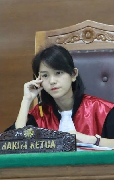 Khi ấy, rất nhiều câu hỏi được đặt ra, tò mò không biết vì sao một người nhìn như học sinh cấp 3 lại đảm đương được vị trí quan trọng, cần rất nhiều năm kinh nghiệm đến thế.