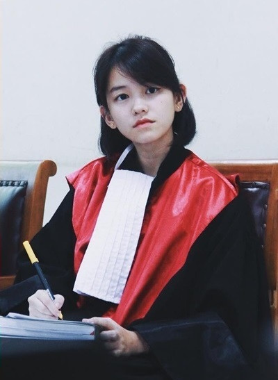 Sau khi tìm ra thông tin mọi người được biết cô gái có tên Leanna Leonardo (tên thường gọi là Ann), đến từ Indonesia. Và khi những hình ảnh ngồi ở tòa án được lan truyền, Ann đã 22 tuổi.