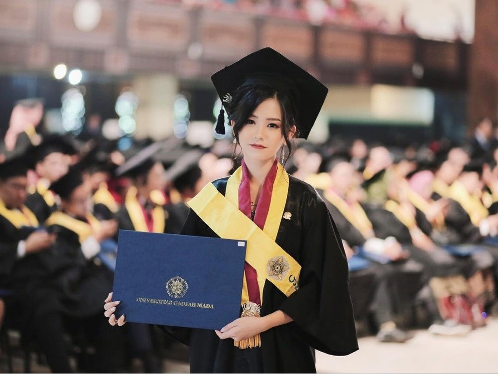 hẳng cần trang điểm cầu kì, tóc cũng buộc gọn đơn giản nhưng từng ánh mắt, cái đăm chiêu của Ann vẫn khiến dân tình xao xuyến.