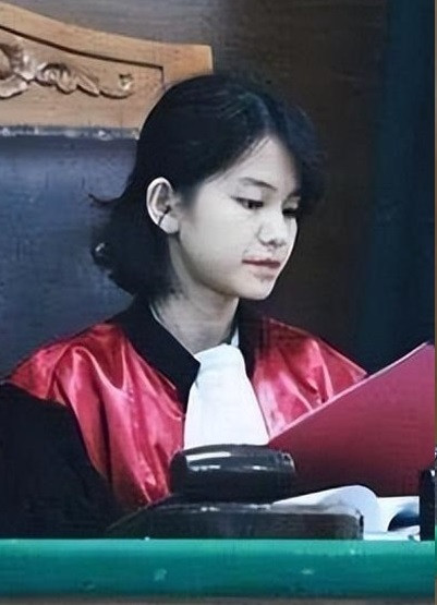 Cách đây hơn 2 năm, cư dân mạng gần như không ai là không biết đến hình ảnh cô gái với gương mặt trẻ măng nhưng lại ngồi làm việc vô cùng nghiêm túc ở vị trí thẩm phán.