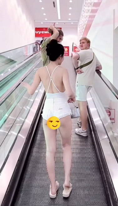 Chưa biết mục đích của cô đơn giản là đi mua sắm hay cố tình khoe da thịt song bộ trang phục này đã nhận về vô vàn ý kiến trái chiều, trong đó không ít bình luận "gạch đá" từ cư dân mạng.