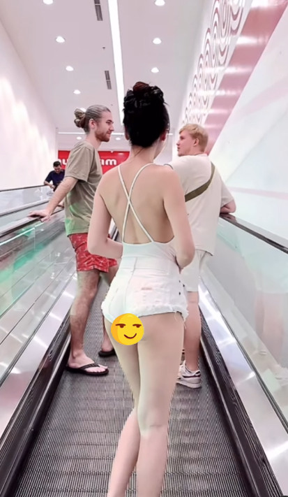 Một số người cho rằng cô nàng đang cố gắng khoe khoang cơ thể quá mức, trong khi những người khác lại chỉ trích cô vì không tôn trọng những người xung quanh.