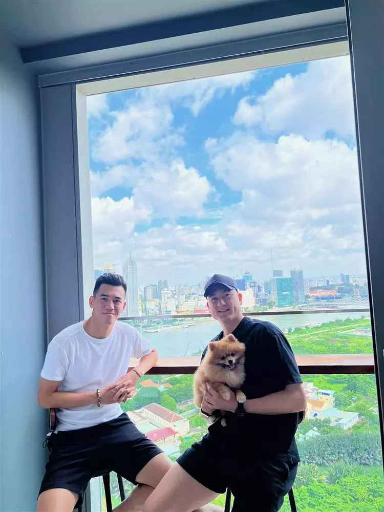 Trên trang cá nhân của mình, thủ môn Đặng Văn Lâm có viết: "Đi là để trở về. Nỗ lực nhiều hơn nào". Chưa hết, Lâm "Tây" viết đính kèm hashtag #myhousemyhome (dịch: Nhà tôi).