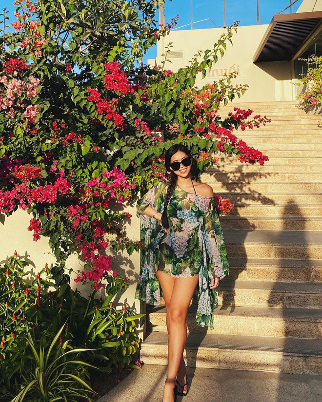 Làn da khiến cho Tiên Nguyễn trông còn thời thượng và cá tính khi diện bất kì trang phục gì.