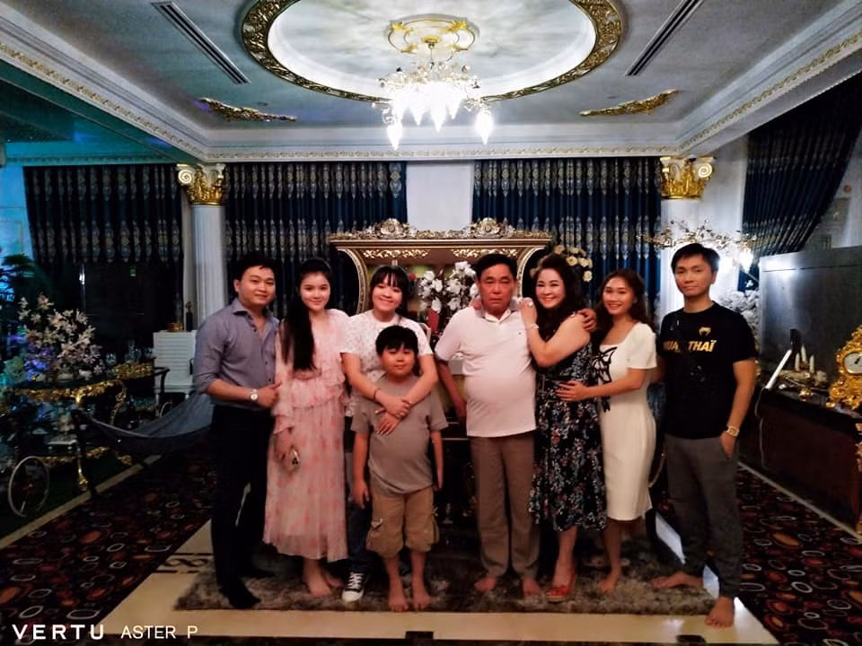 Ngoài việc được thấy khoảnh khắc các thành viên trong gia đình CEO Đại Nam chung khung hình, loạt ảnh comeback của bà Phương Hằng còn khiến nhiều người trầm trồ vì không gian xa hoa, lộng lẫy xung quanh.