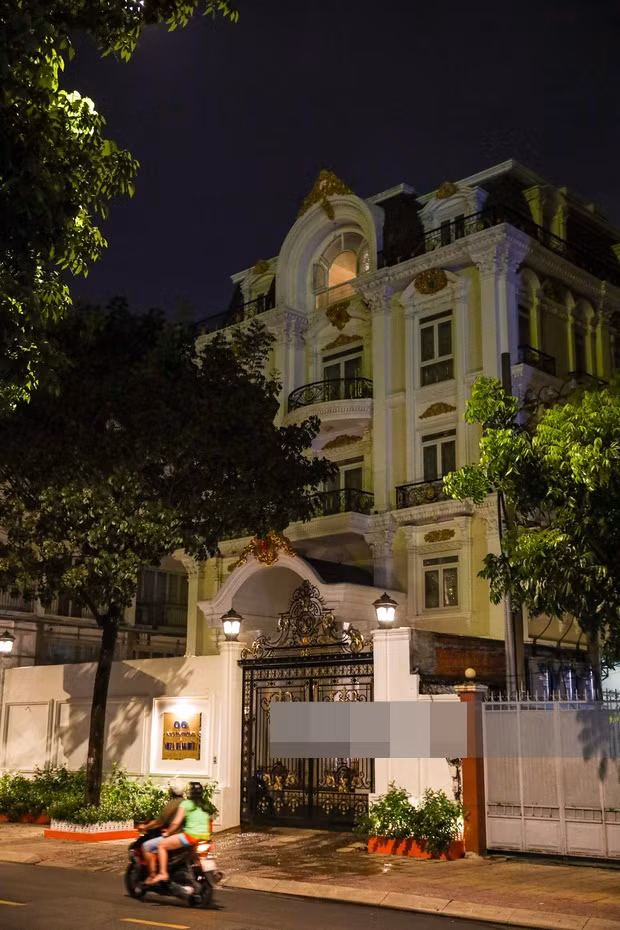 Toà "lâu đài" của gia đình CEO khu du lịch Đại Nam có 6 tầng, vô cùng nguy nga, hoành tráng và được thiết kế theo style cổ điển.