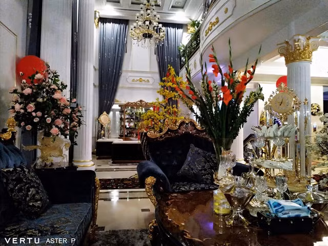 Trong đó, khu vực bàn ăn với sức chứa hơn chục người, thiết kế xa hoa, lộng lẫy không kém cạnh các khách sạn 5 sao.