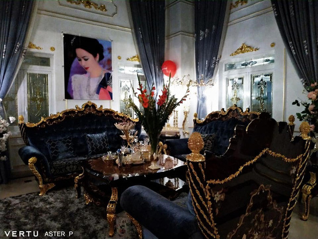 Tương xứng với vẻ bề ngoài, nội thất bên trong căn biệt thự cũng vô cùng xa hoa, trang trí rất nhiều món đồ cầu kỳ, tinh xảo. Sàn nhà lát đá, tường, trần và cầu thang được điêu khắc kỳ công.