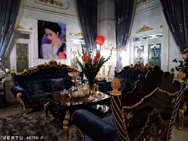 Tương xứng với vẻ bề ngoài, nội thất bên trong căn biệt thự cũng vô cùng xa hoa, trang trí rất nhiều món đồ cầu kỳ, tinh xảo. Sàn nhà lát đá, tường, trần và cầu thang được điêu khắc kỳ công.