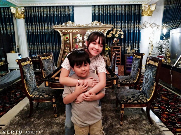 Một số cư dân mạng bình luận: “Bộ sofa lớn trong phòng khách có màu xanh đậm, khiến cho không gian có cảm giác "u tối" hơn. Những chi tiết khác như bức vách, đồ trang trí quá nhiều. Việc bố trí nhiều đèn: cả đèn cây, đèn led, lẫn đèn chùm lại là điểm bất hợp lý khác trong thiết kế của ngôi nhà" hay "Căn nhà thể hiện đúng như phong cách của doanh nhân Phương Hằng"...