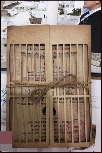 Trước đó trên MXH, không ít những tấm thiệp cưới bá đạo từng khiến dân mạng phải hết lời khen ngợi trước sự sáng tạo của các cặp đôi.