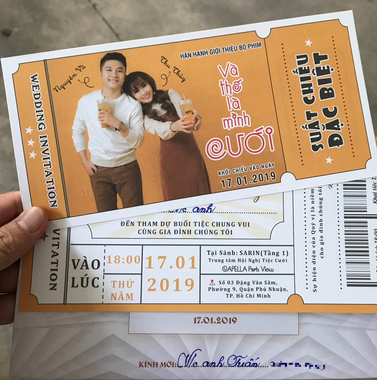 Hết thiết kế theo giao diện Facebook thì nhiều cặp đôi còn biến tấm thiệp mới của thành những chiếc vé xem phim.