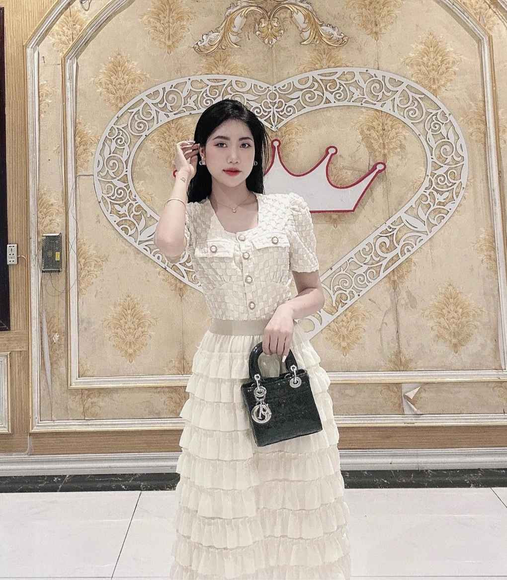 Nguyễn Nụ có sở thích đi du lịch và chụp ảnh "sống ảo". Cô theo đuổi phong cách thời trang "bánh bèo", đằm thắm.