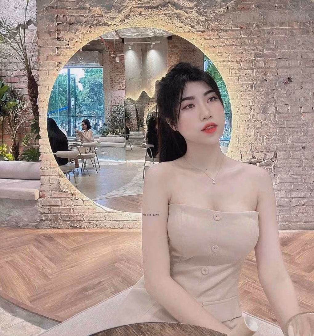 Có anh trai là cầu thủ nổi tiếng, Nguyễn Nụ cũng nhận được nhiều sự quan tâm. Trang Facebook cá nhân của cô thu hút hơn 62.000 lượt theo dõi.