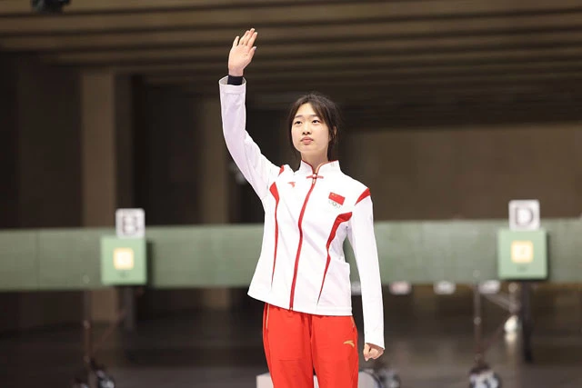 Tiếp đó, Huang Yuting cùng với nam xạ thủ Sheng Lihao có thêm 1 tấm HCV nữa ở nội dung 10m súng trường hơi hỗn hợp.