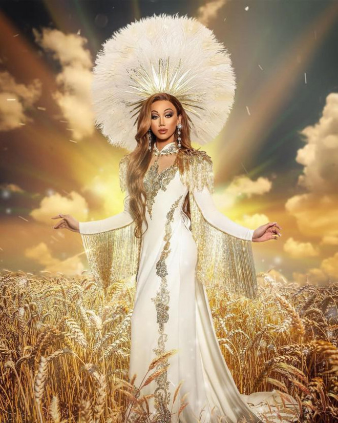 Vì theo đuổi phong cách gợi cảm đúng chất Tây nên chàng trai gốc Việt lựa chọn những trang phục có thiết kế táo bạo, cắt xẻ sâu để khoe dáng quyến rũ