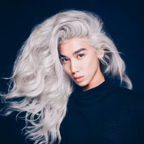 Có thể thấy, để xuất hiện lộng lẫy trước khán giả, Đức Trần phải dành nhiều thời gian để hoàn thiện kỹ lưỡng từng bước trang điểm cầu kỳ