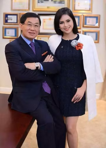 Cũng vì nhan sắc bị "thời gian bỏ quên", dân mạng vẫn một câu hỏi nhỏ về bí kíp của phu nhân tỷ phú Johnathan Hạnh Nguyễn.