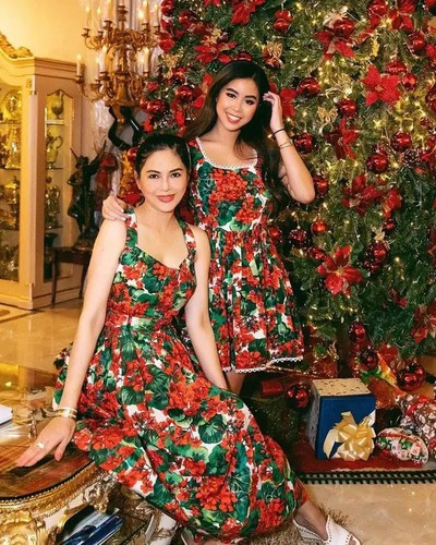 Ngoài ra nhiều người cũng nhanh chóng chỉ ra rằng khi càng trẻ thì bà Thủy Tiên và con gái - rich kid Tiên Nguyễn càng giống nhau.