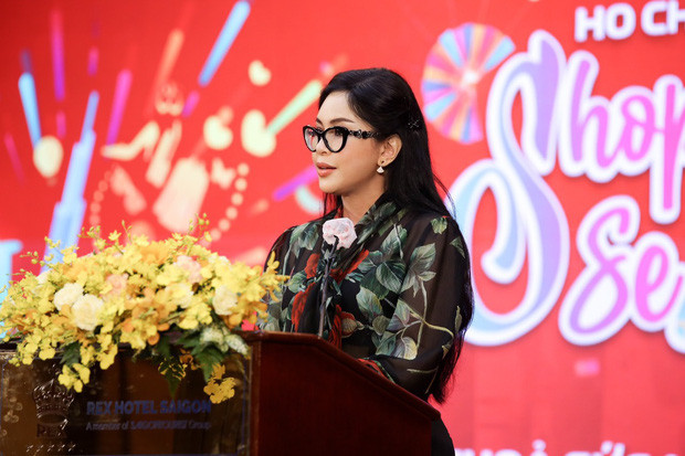 Mới nhất, tại buổi lễ khai mạc chương trình khuyến mãi, doanh nhân Thủy Tiên một lần nữa thu hút rất nhiều sự chú ý. Tại sự kiện, phu nhân tỷ phú xuất hiện với tư cách CEO Tập đoàn xuất nhập khẩu Liên Thái Bình Dương (IPPG).