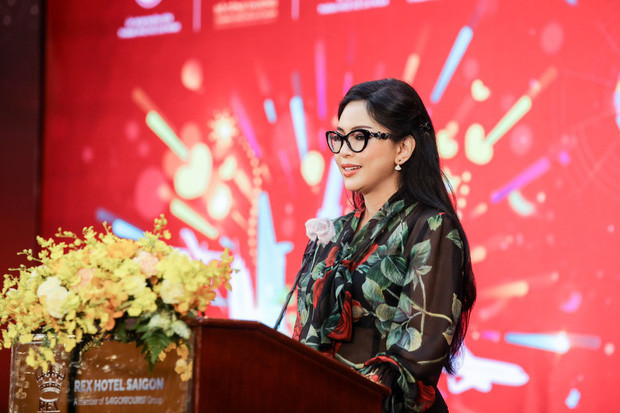 Bà Lê Hồng Thuỷ Tiên mẹ đẻ rich kid Tiên Nguyễn dù hiếm khi xuất hiện trên MXH nhưng luôn chiếm trọn spotlight khi có mặt tại bất cứ sự kiện nào vì vẻ ngoài trẻ trung, quý phái của mình.