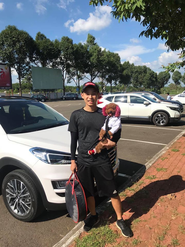 "Su bây giờ nói gì cũng biết nghe hết, bắt tay, ngồi 2 chân, đứng đi 2 chân, bắn ngã, lăn lóc, nói chung đủ thứ, khả năng làm toán nữa", anh Thắng nói.