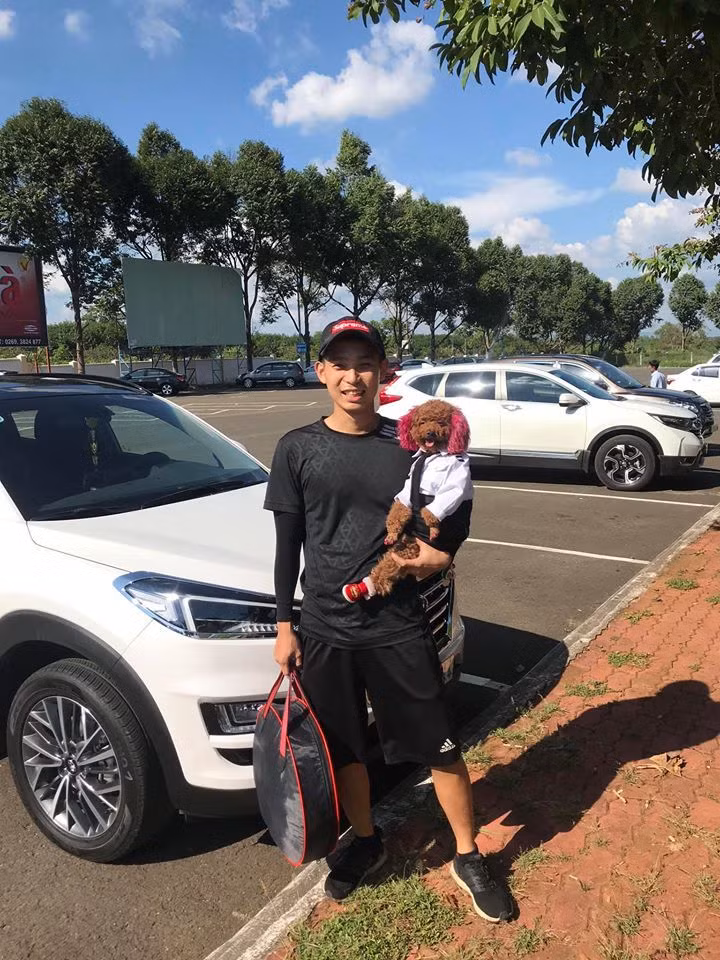 "Su bây giờ nói gì cũng biết nghe hết, bắt tay, ngồi 2 chân, đứng đi 2 chân, bắn ngã, lăn lóc, nói chung đủ thứ, khả năng làm toán nữa", anh Thắng nói.