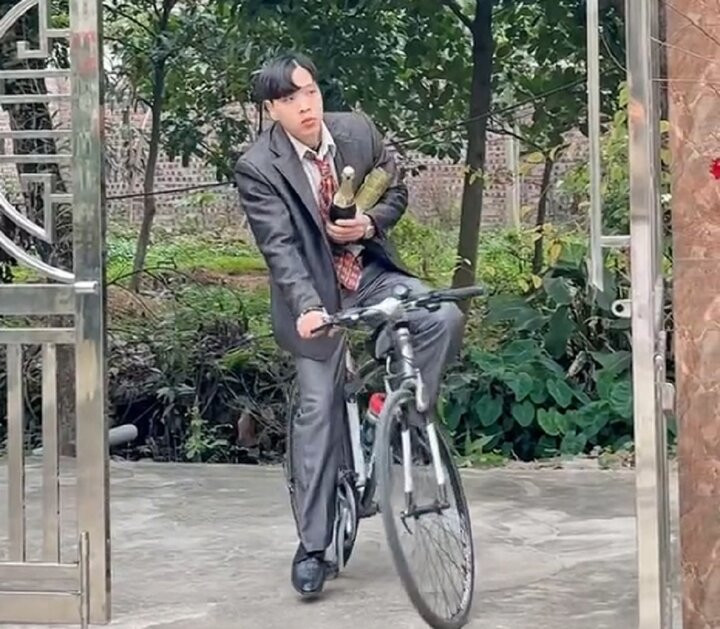 Còn các chàng trai cũng "biến hình" theo phong cách "chững chạc" với áo sơ mi cùng bộ vest kèm thêm mũ cối, hay những chiếc mũ chỉ người trung niên mới sử dụng.