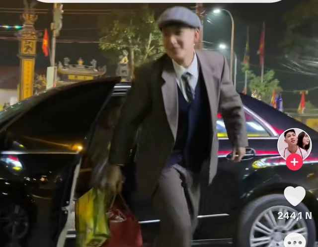 Sau khi thực hiện trào lưu "mặc đồ trưởng thành ra mắt nhà người yêu" mình lại ghi điểm trong mắt bố mẹ của bạn trai. Bởi những hình ảnh bộ đồ thời "ông bà anh" làm họ nhớ lại kỷ niệm từng yêu nhau ngày xưa.