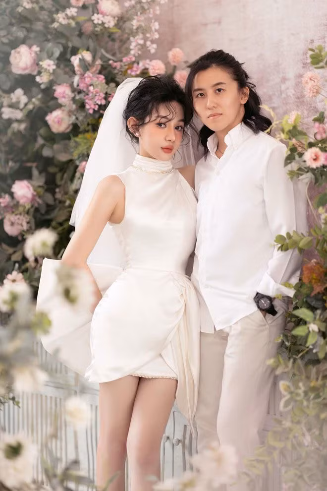 Mới đây, trên trang cá nhân Eira Nhi chia sẻ loạt ảnh cưới đẹp như cổ tích của cặp đôi. Cô nàng tiết lộ, hai bên gia đình đã gặp nhau bàn chuyện cưới xin, đám cưới dự định tổ chức vào đầu năm 2024.