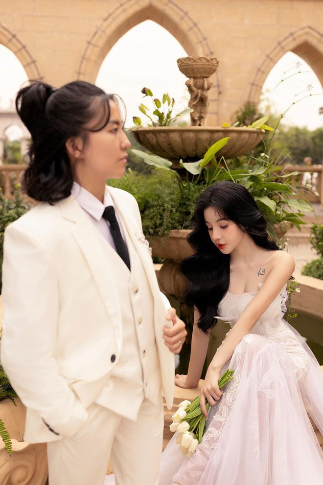 Huỳnh Tú và Eira Nhi gặp nhau khi đã trưởng thành, những ý kiến tiêu cực bên ngoài không thể tác động đến họ. Bởi vậy, tình yêu của cả hai không gặp bất cứ rào cản nào.