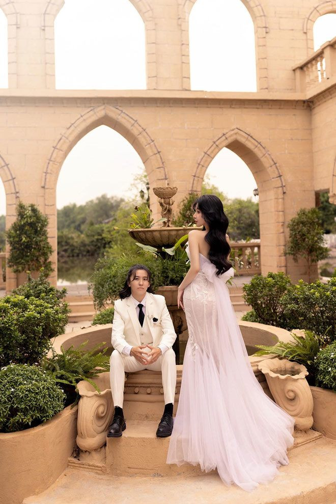 Gia đình Ngọc Tú sau những phút đầu e ngại cũng hết lòng tác hợp cho cặp đôi. Eira tâm sự, bản thân cô cố gắng mở lòng, tiến lên một bước để làm thân với gia đình người yêu, từ đó lấy được thiện cảm và sự yêu bến của bố mẹ Huỳnh Tú.