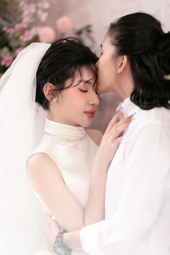 Eira Nhi gây ấn tượng mạnh với vẻ ngoài nữ tính, nhan sắc ngọt ngào, Huỳnh Tú “ghi điểm” bởi vẻ ngoài lịch lãm, bảnh bao. Trong những khoảnh khắc đứng cạnh nhau, hai cô gái được nhận xét là “trời sinh một cặp”.